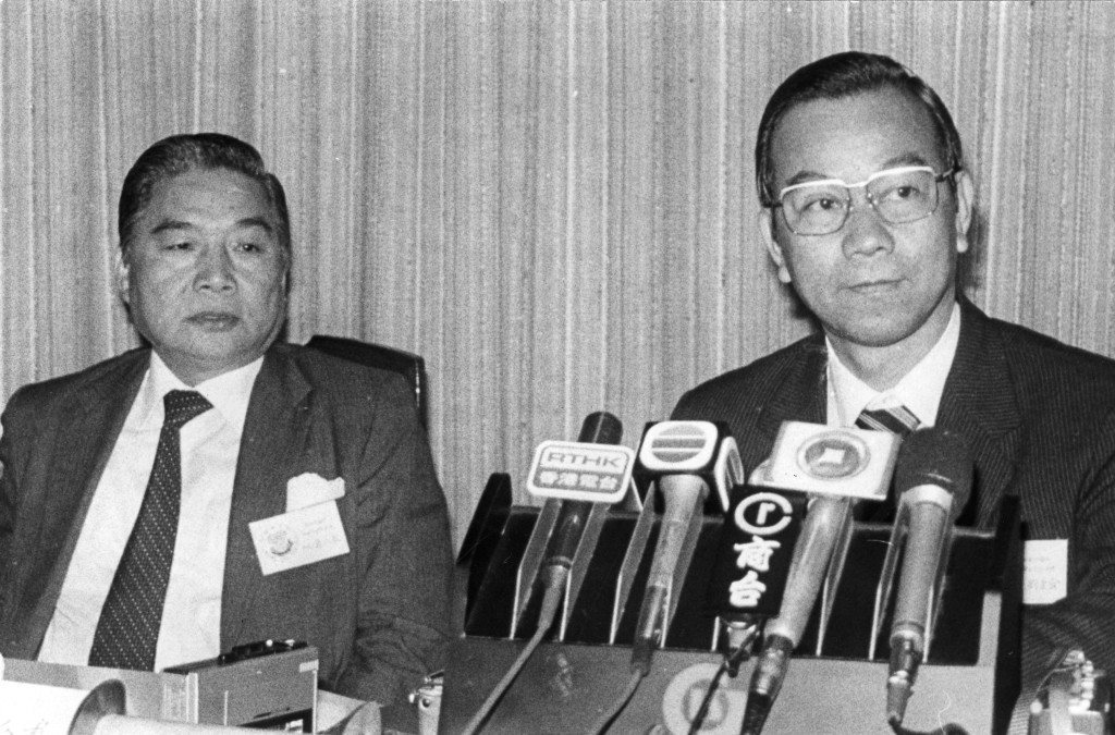 劉皇發(右)及當時是立法局議員的張人龍(左)。 資料圖片