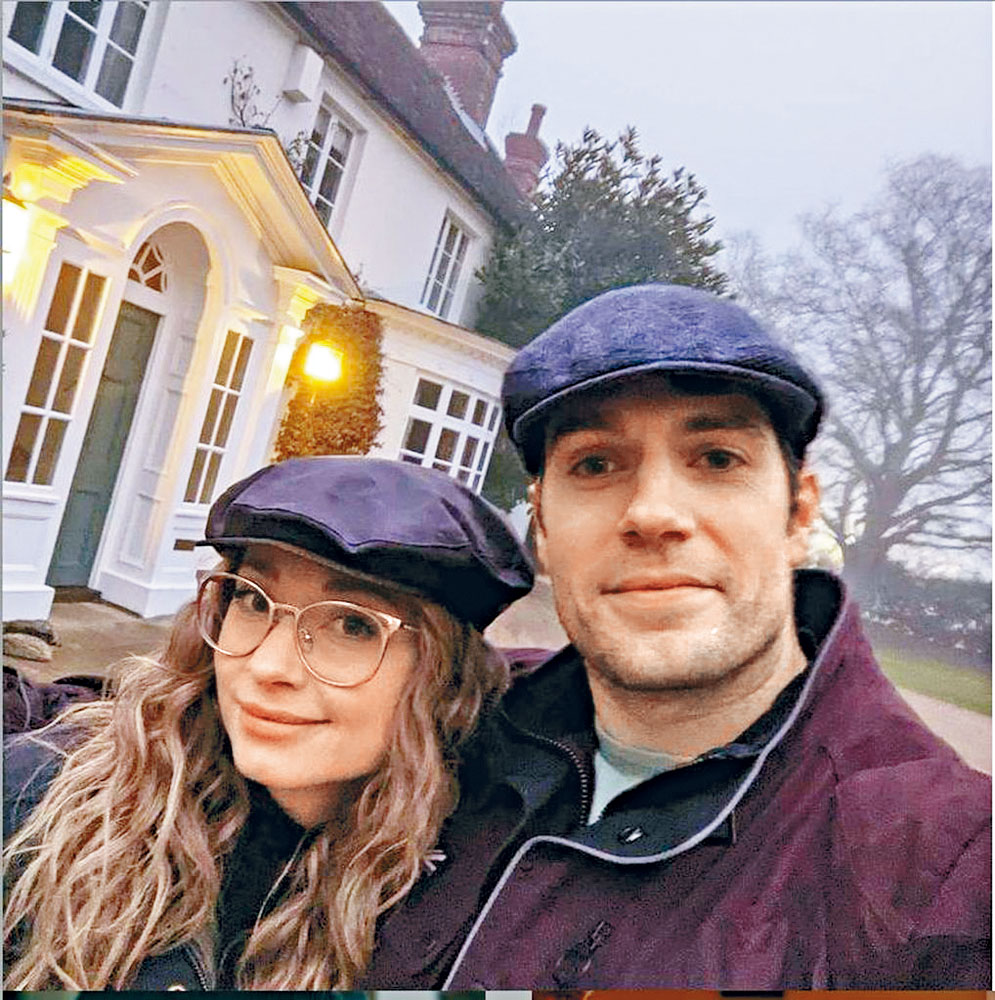 「超人」亨利卡維上載與女友合照，否認分手傳聞。