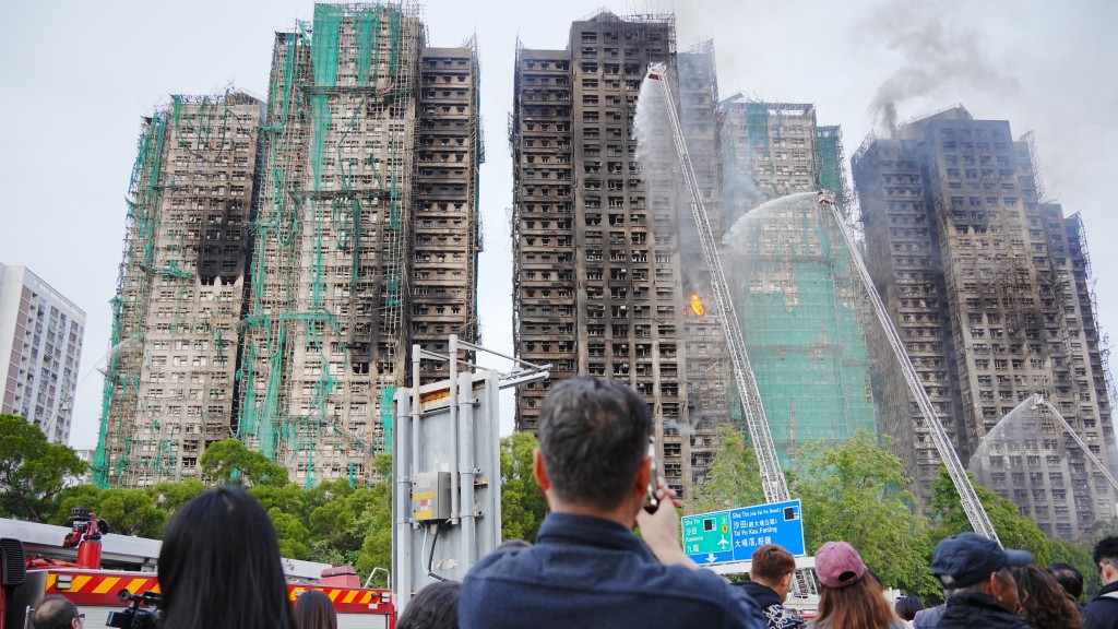 大埔宏福苑五級火｜勞工處 : 曾巡查工程16次提3宗檢控  最近一次11.20巡查再書面提醒必須採防火措施。汪旭峰攝