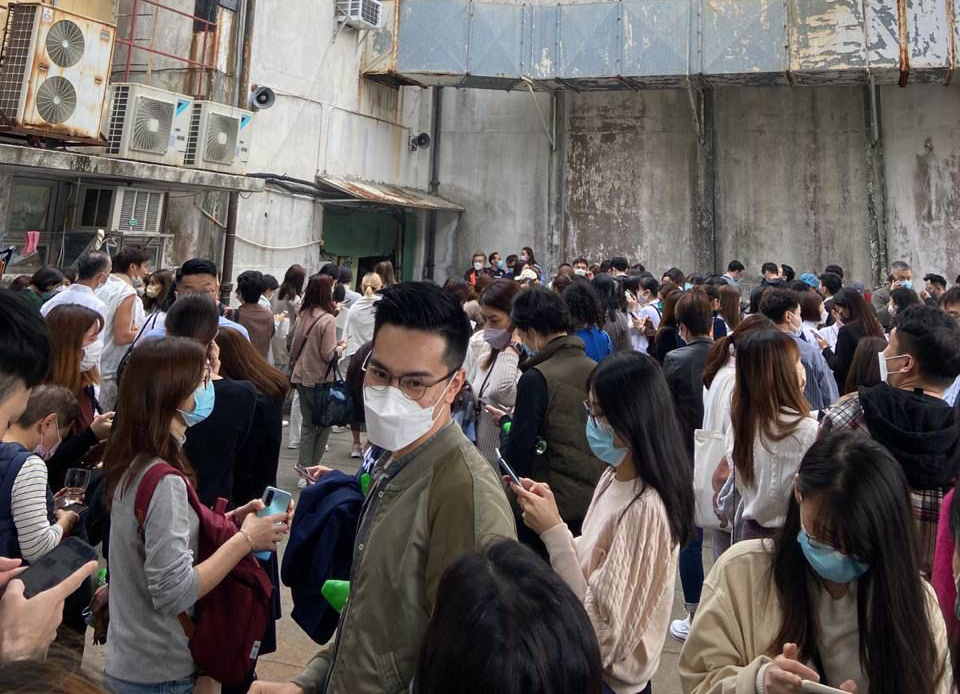 大批市民一度被困大厦天台及平台。网图