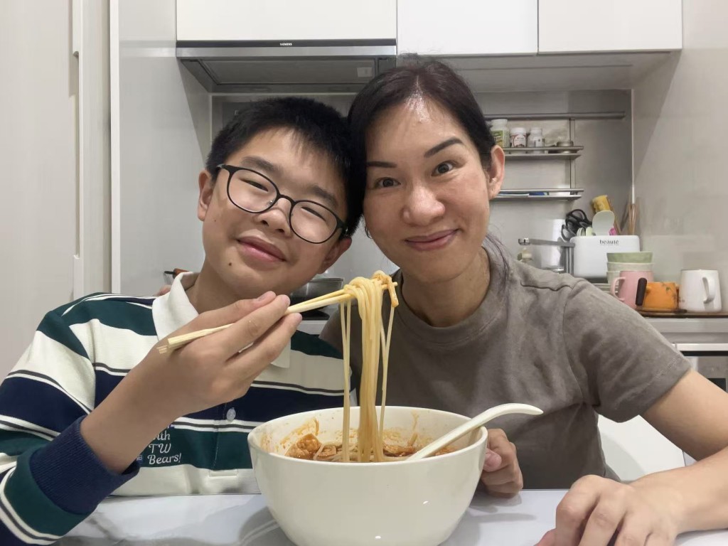 兒子更為母親下廚。受訪者提供 兒子更為母親下廚。受訪者提供