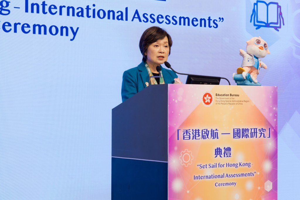 在「香港啟航—國際研究」典禮上,教育局局長蔡若蓮博士鼓勵同學參與國際研究,考驗自己的能力,同時把握體驗式的學習機會。 在「香港啟航—國際研究」典禮上,教育局局長蔡若蓮博士鼓勵同學參與國際研究,考驗自己的能力,同時把握體驗式的學習機會。