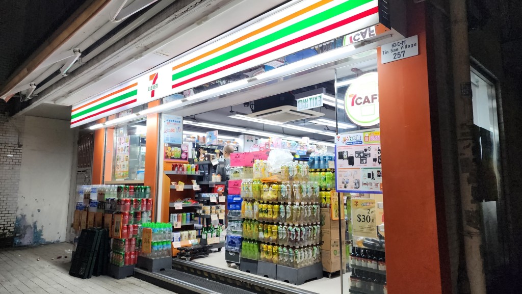 職員將飲品重新堆好。黃文威攝