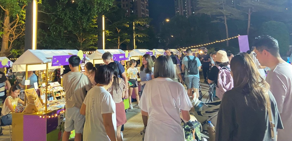 戶外露天廣場舉辦「中秋寵物市集」,大家逛市集之餘更可以做善事。