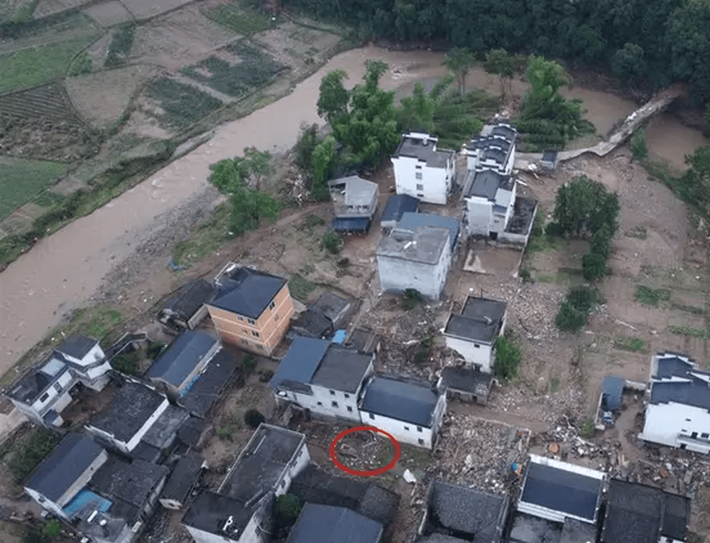 項先生家的房子位於河道折回處，紅圈為其被沖走的大概位置。 極目新聞