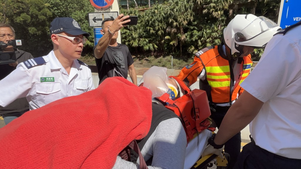 傷者由救護員送院治理。蔡楚輝攝