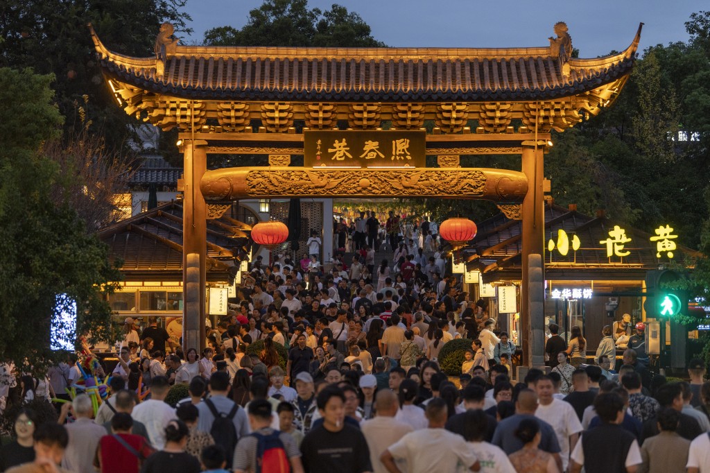 民眾集中在國慶長假出遊令機票價大幅上落。圖為浙江婺州古城景區。新華社