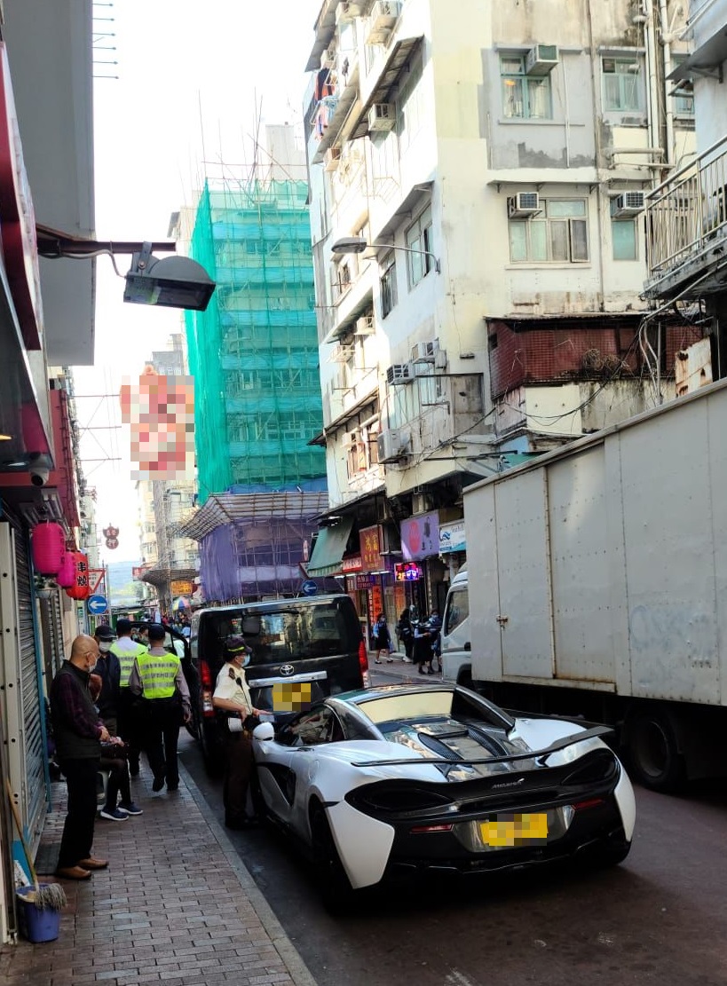 警方于油麻地新填地街、上海街及庙街一带进行联合行动，打击阻街及交通违例事项。警方提供
