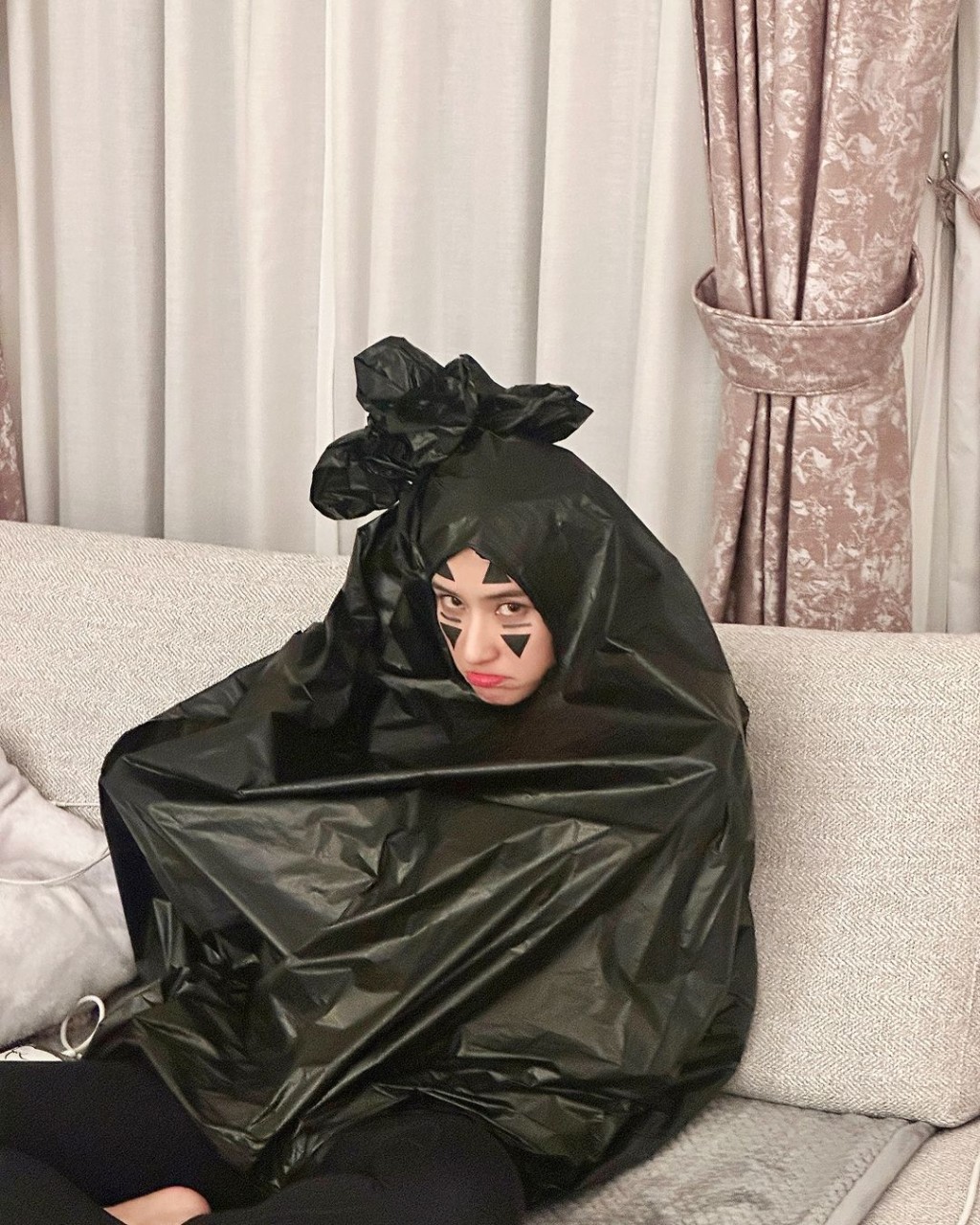 何超蓮笠上黑色垃圾膠袋,全身上下只露出面部,面上更化上宮崎駿動畫《千與千尋》中「無臉男」的妝容,與友人齊齊做「垃圾」,相當盞鬼。 何超蓮笠上黑色垃圾膠袋,全身上下只露出面部,面上更化上宮崎駿動畫《千與千尋》中「無臉男」的妝容,與友人齊齊做「垃圾」,相當盞鬼。