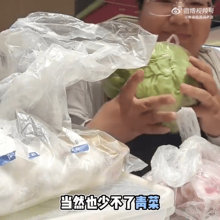 白嫖女將食材一一拿出。 白嫖女將食材一一拿出。
