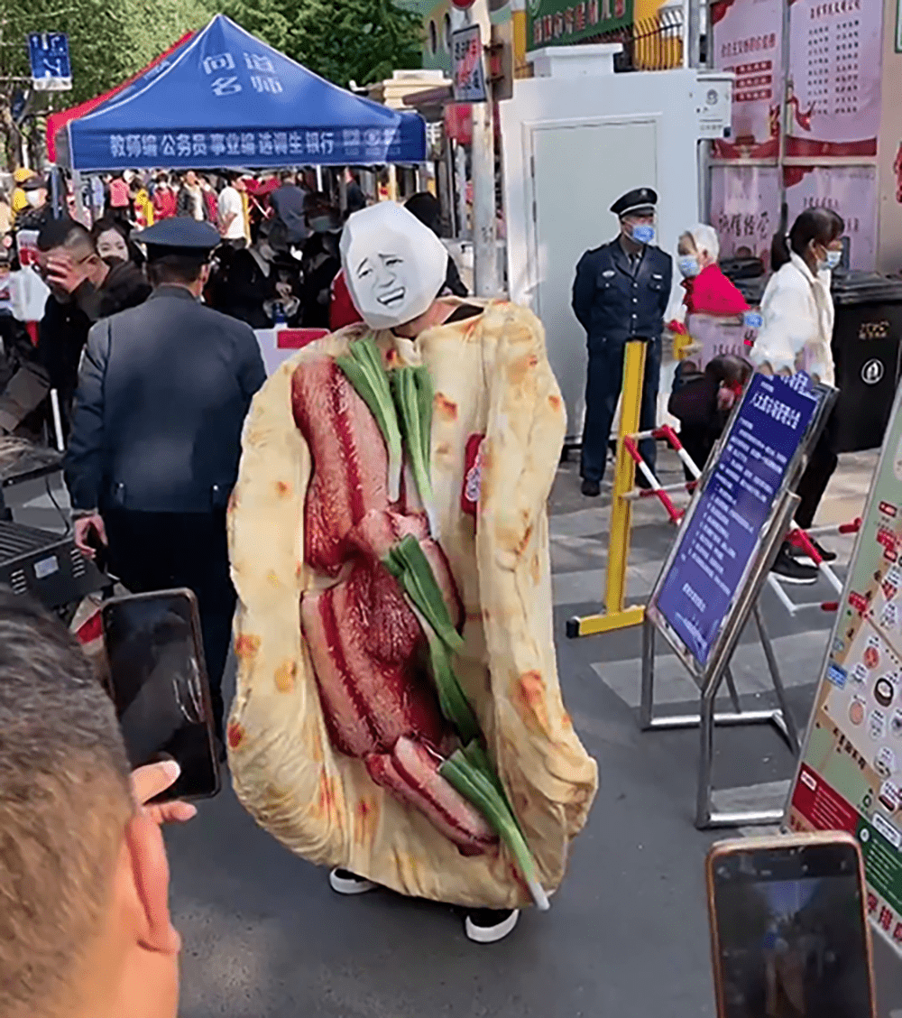 淄博街頭出現真人扮的「淄博卷餅」。