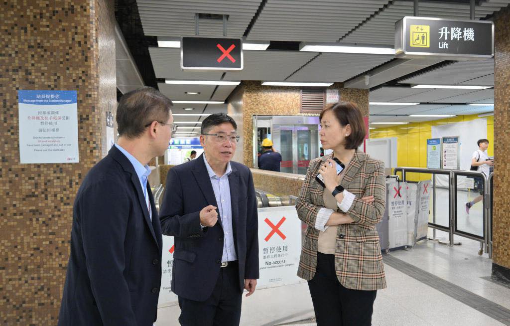 林世雄在港铁香港客运服务总监杨美珍陪同下，到黄大仙站了解善后工作的最新进展。运流局fb