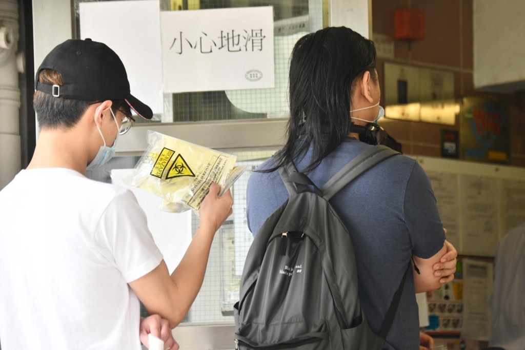祿泉樓有居民排隊遞交深喉唾液樣本瓶。