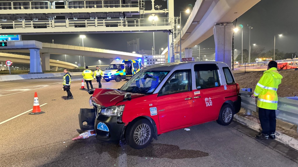 的士車頭損毀。