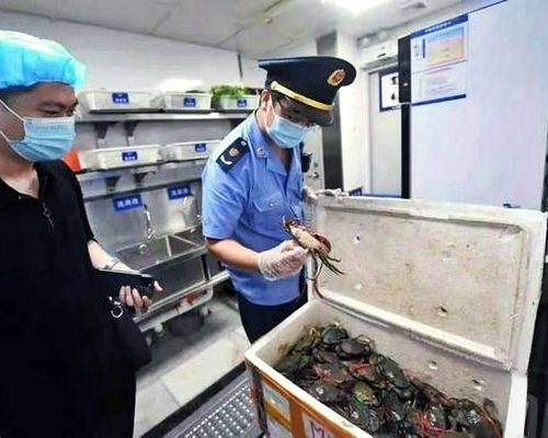 執法人員到「胖哥倆肉蟹煲」進行檢查。網圖