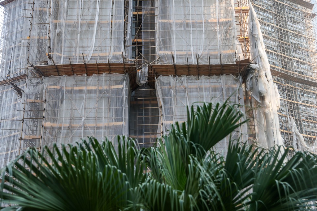 有業界中人坦言,業界無能力查核供應商提供的檢測報告真偽,也無能力確定送抵工地的棚網是否同屬受檢批次。資料圖片 有業界中人坦言,業界無能力查核供應商提供的檢測報告真偽,也無能力確定送抵工地的棚網是否同屬受檢批次。資料圖片