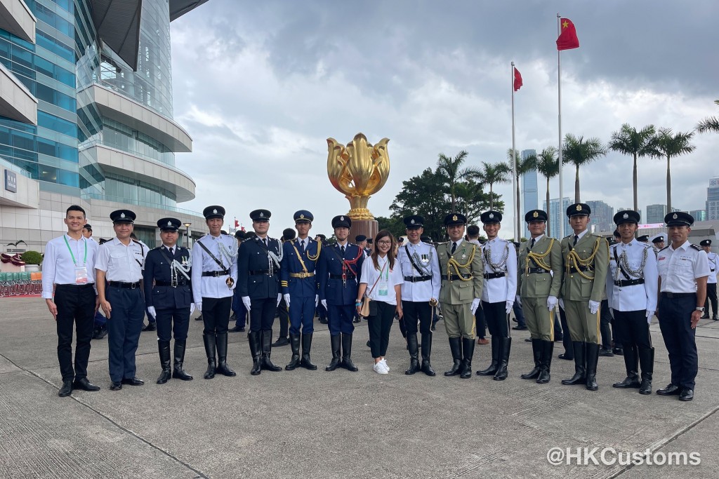 各紀律部隊儀仗隊及制服團隊步操隊伍參與升旗儀式。海關FB圖片
