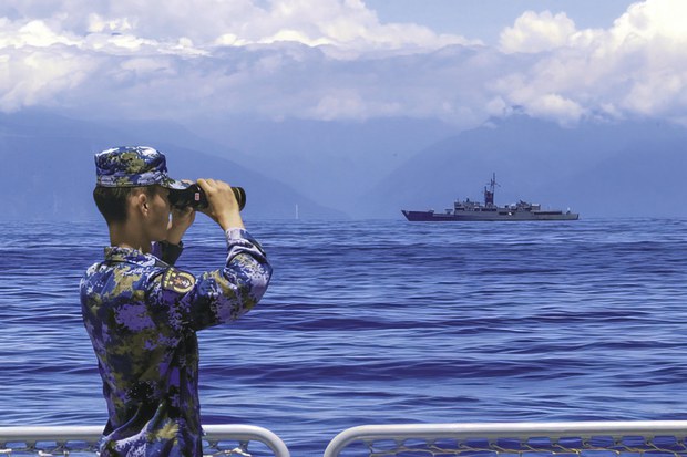 解放軍軍艦逼近台灣海岸。