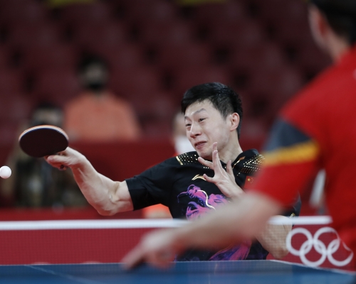 乒乓男团决赛中国直落三场挫德国。新华社图片