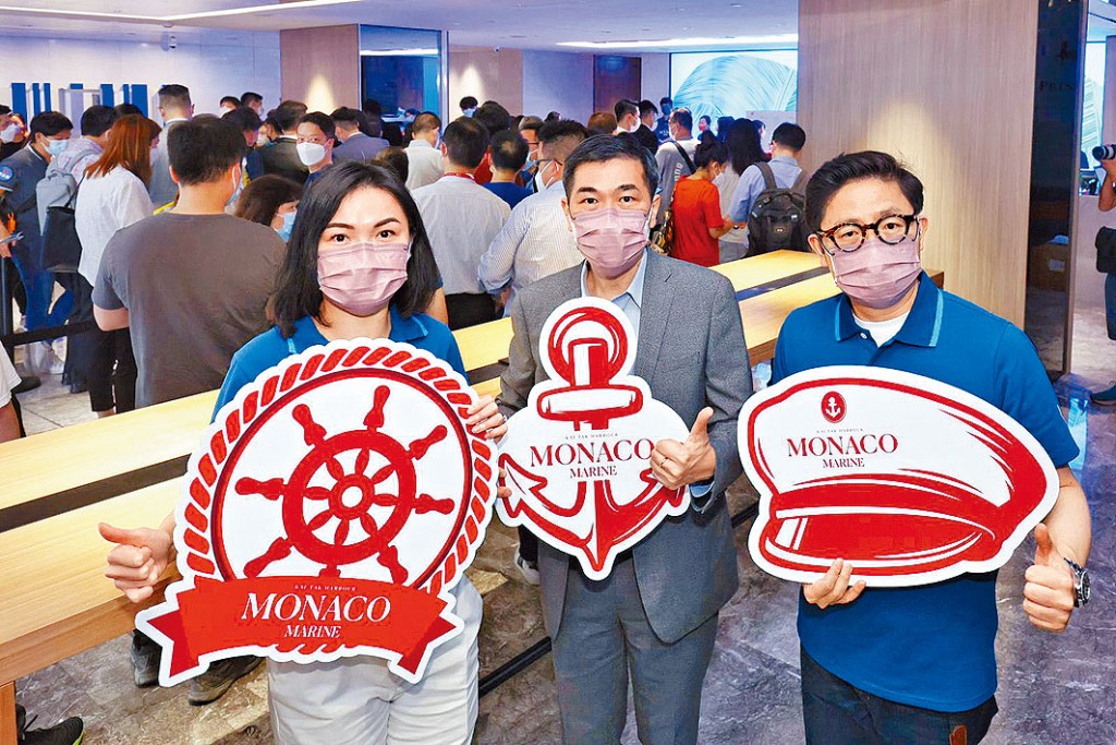 ■會德豐地產啟德MONACO MARINE次輪開售不足1小時沽30伙。(中為該公司黃光耀、左為陳惠慈,右楊偉銘)