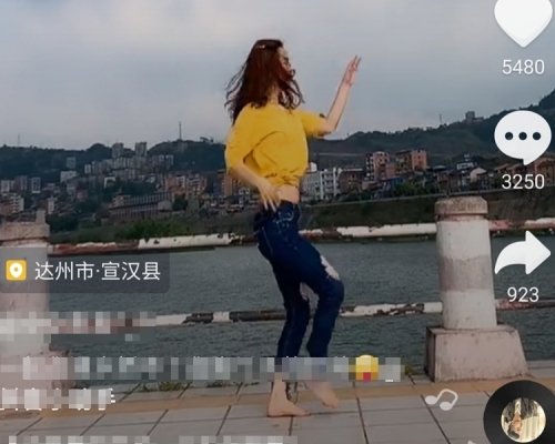 內地一名網紅在橋上拍「抖音」視頻，其後到河邊洗腳卻意外被水淹死。  微博圖片