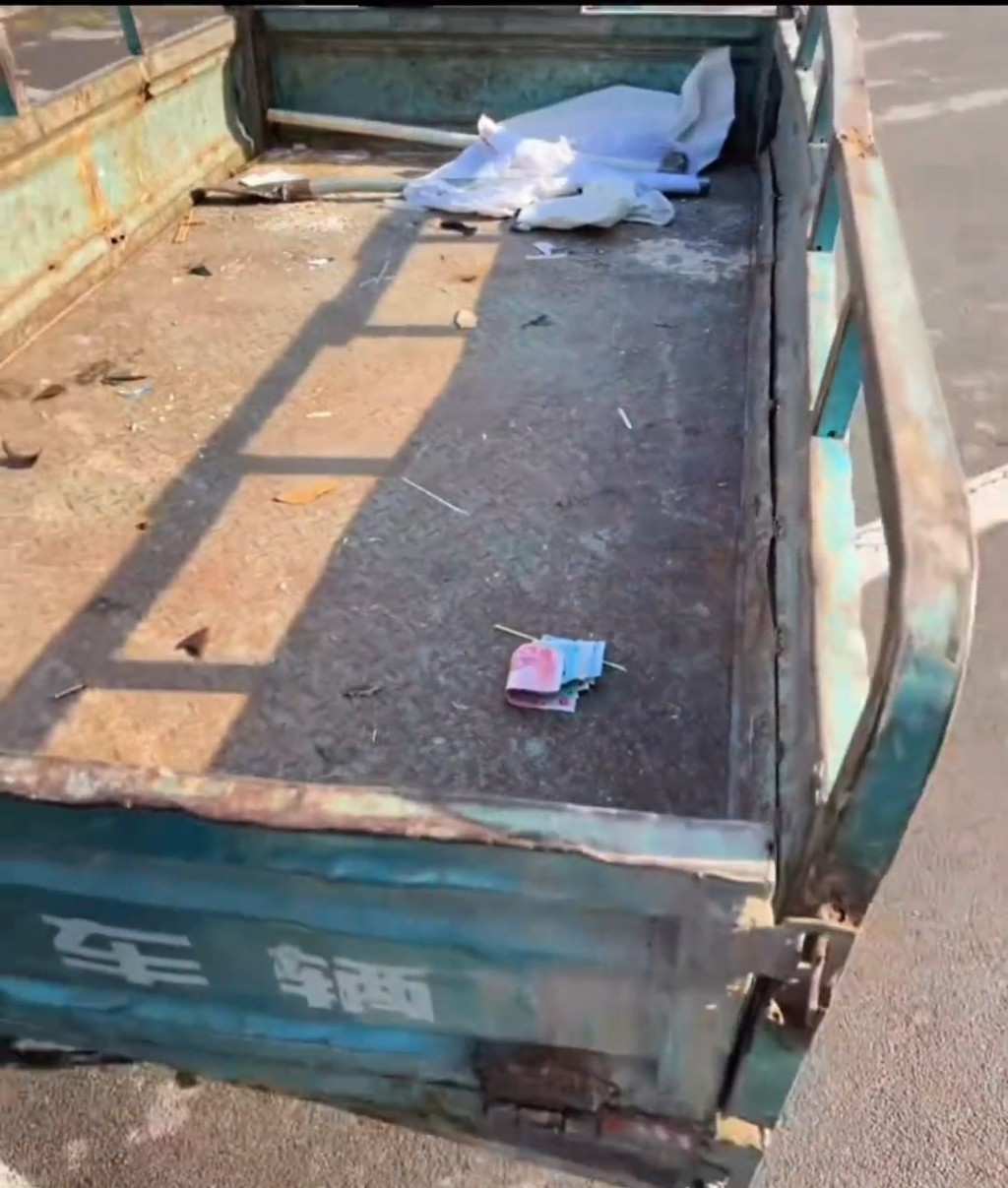 法拉利车主将钱放回老伯三轮车上。抖音@vvxln