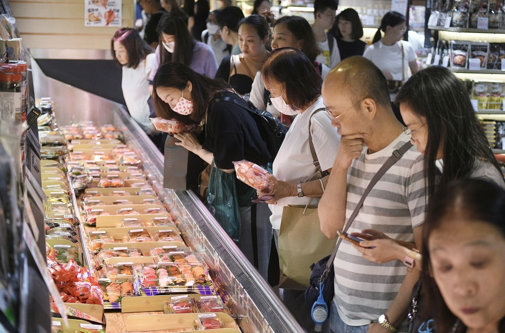 部分香港市民无惧日本核废水排海，到超市购买日本水产。陈浩元摄