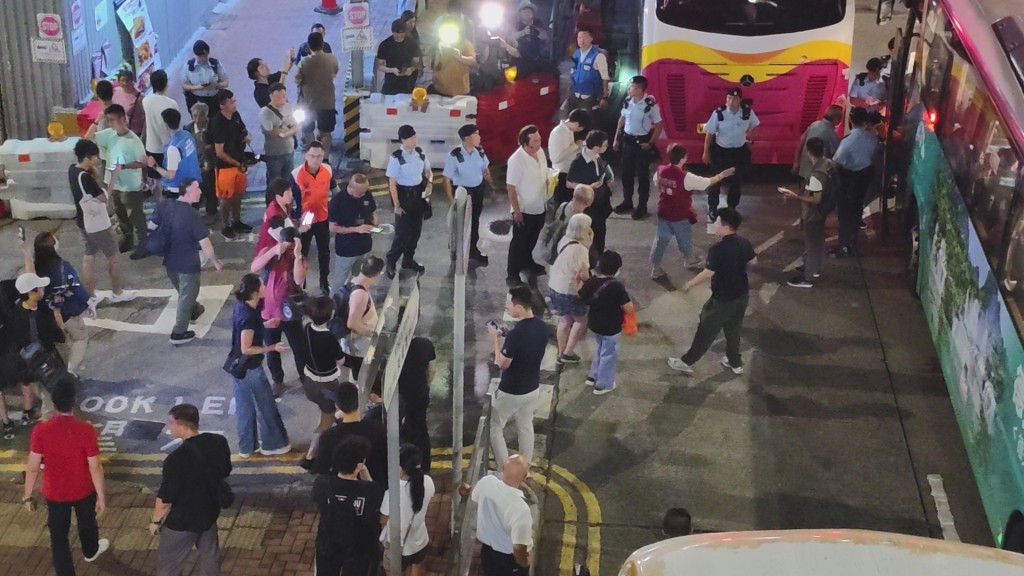 在行動中,民政署迅速疏散了周邊約三千名居民,過程既講求速度亦盡顯溫度。資料圖片 在行動中,民政署迅速疏散了周邊約三千名居民,過程既講求速度亦盡顯溫度。資料圖片