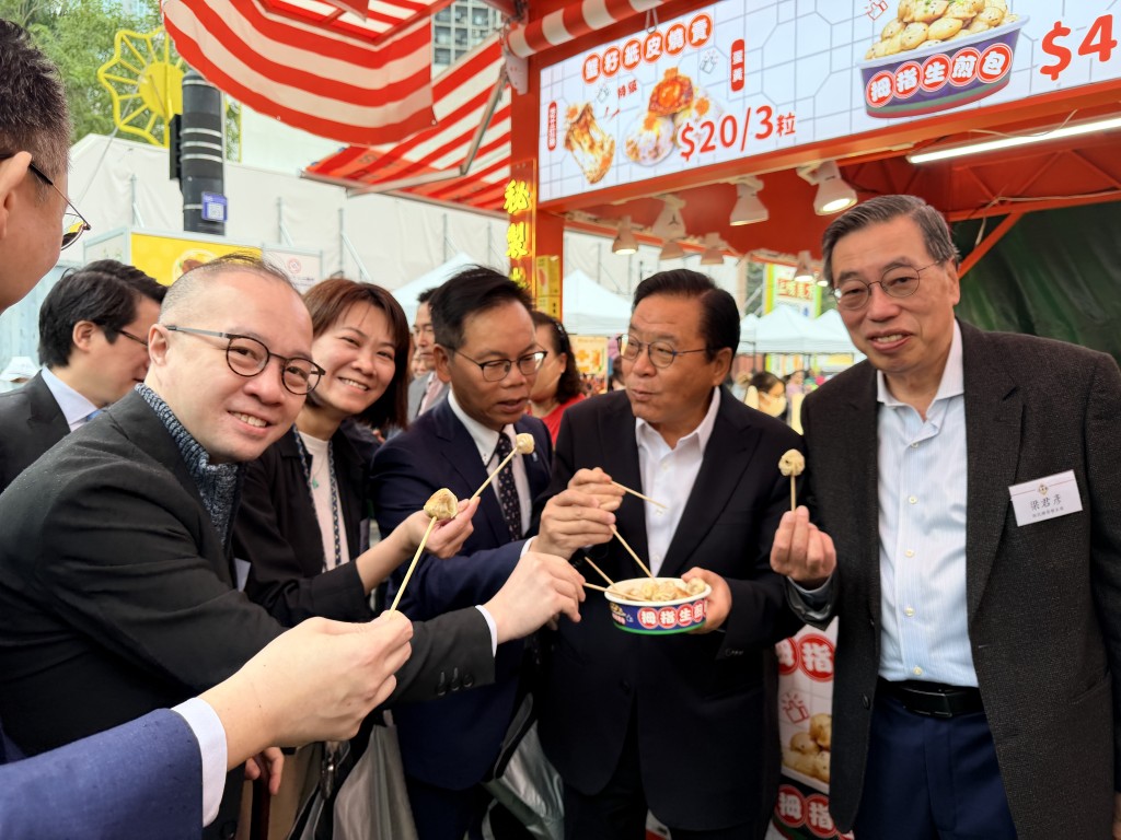 眾人早上先在天后入口進場，先去「醫肚」。