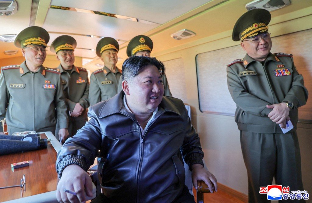 金正恩對東部戰線部隊遠端炮及導彈系統聯合打擊訓練進行指導。路透社
