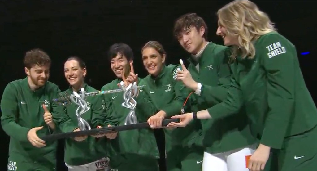 Ryan（右二）及世界級隊友們（當中有重劍及佩劍的選手）取得首屆World Fencing League的冠軍。直播截圖