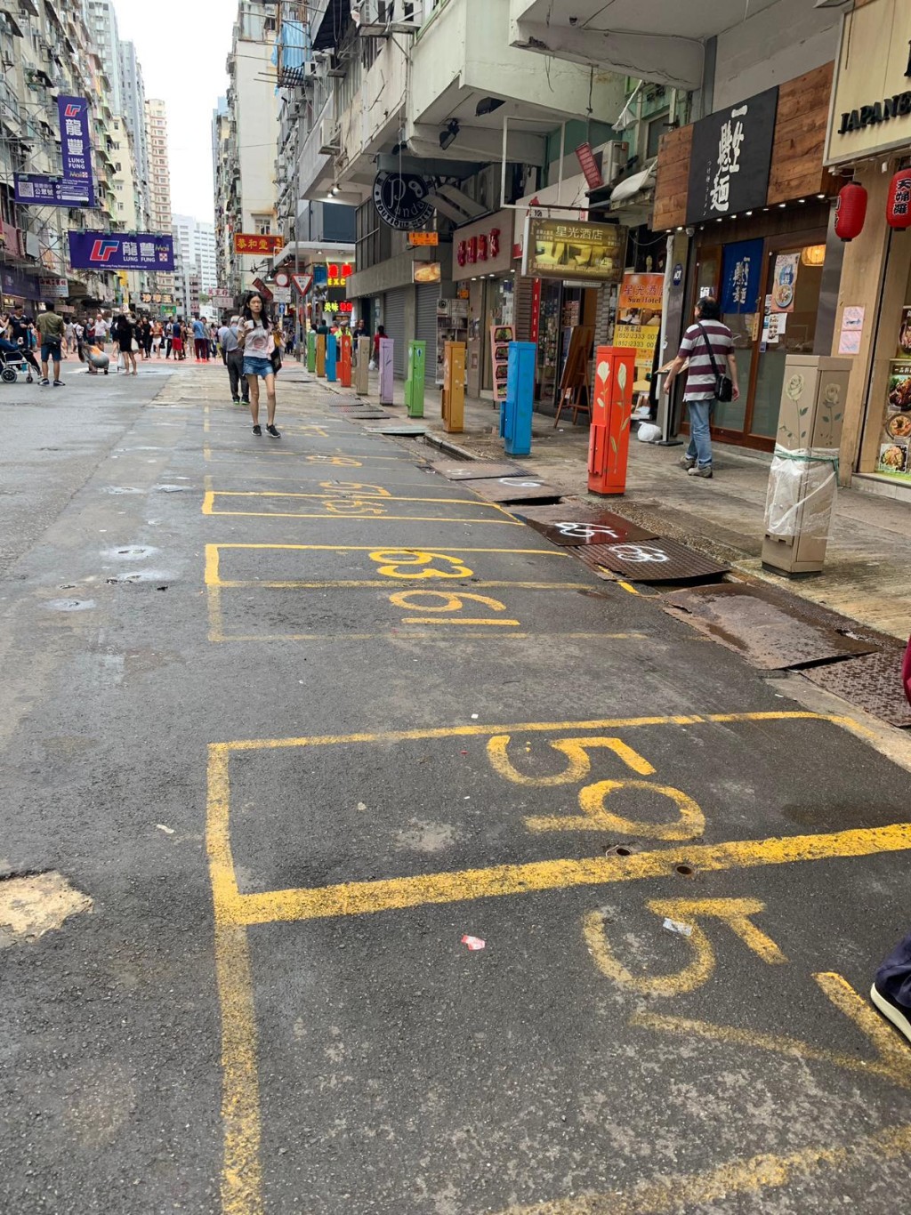 女人街檔販幾乎全部沒開檔。