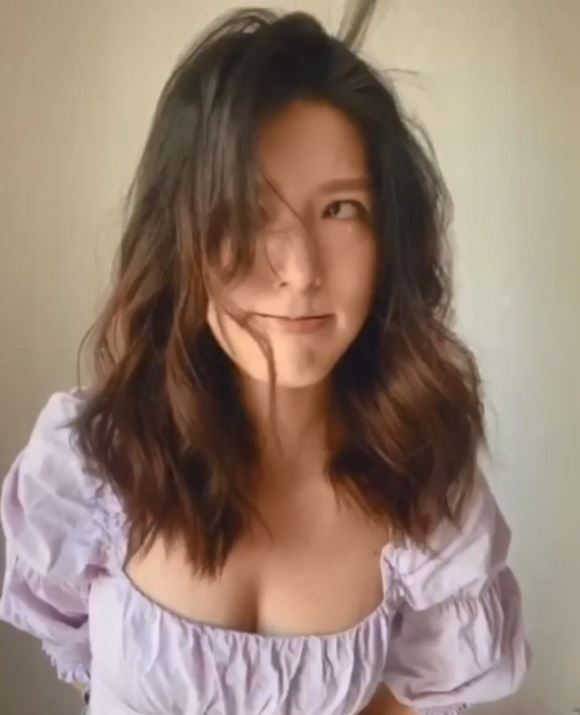 余香凝自言瘦剩個頭。
