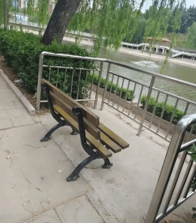 河南省郑州升达经贸管理学院孟子雕像前的长椅子。 网图