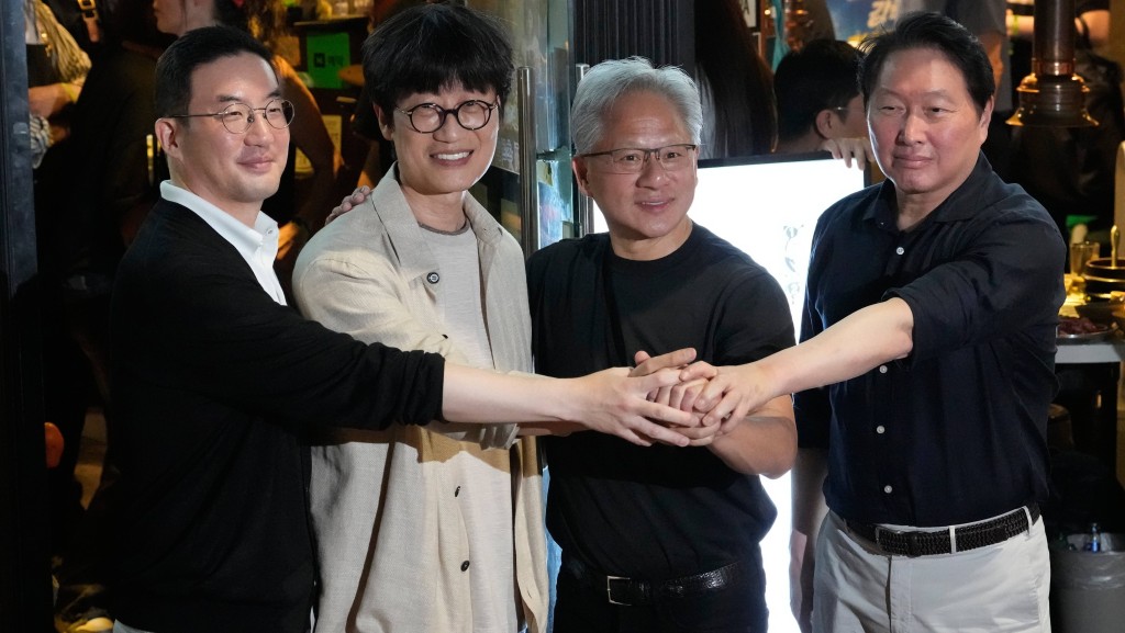 SK集團董事長崔泰源、輝達CEO黃仁勳、Naver董事長李海鎮和LG集團董事長具光模在餐廳前合影。 美聯社