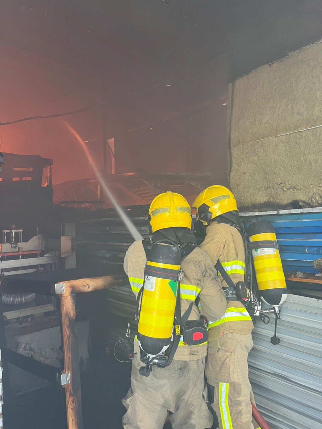 小磡村一个零件回收货仓发生火警,消防开喉灌救。香港消防处fb图片 小磡村一个零件回收货仓发生火警,消防开喉灌救。香港消防处fb图片