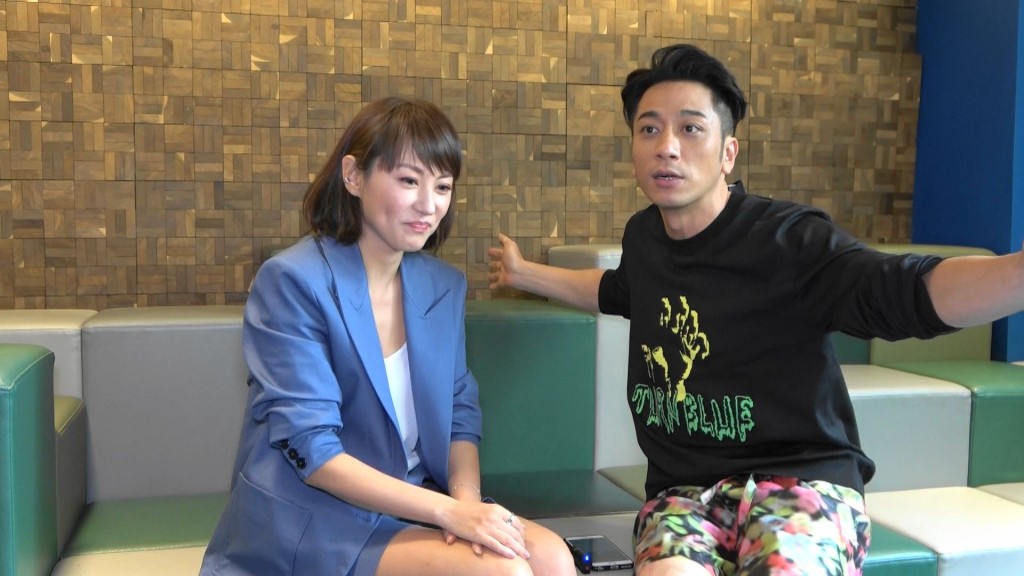 Ron見心悠腿部受傷憐香惜玉，拍戲期間請纓做貼身保鏢，攤開雙手幫她擋開人群。