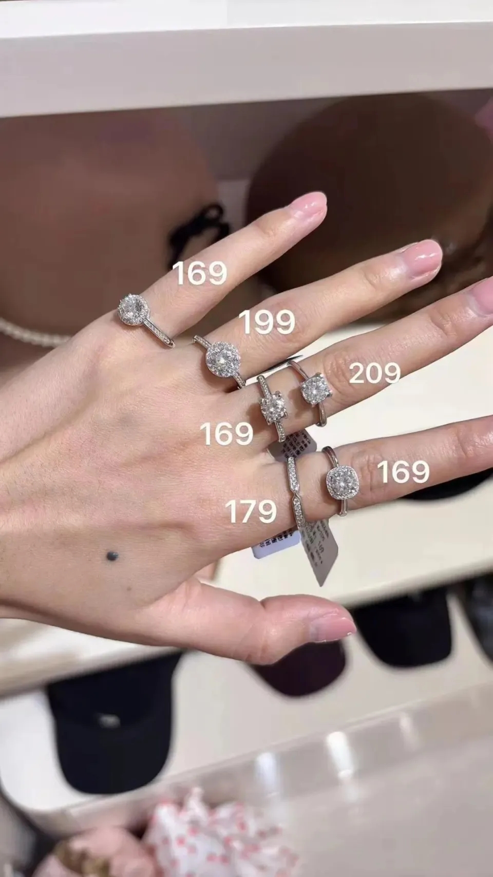 胖东来小方糖戒指，时隔3个月补货再掀抢购潮， 每人每款限购五只。