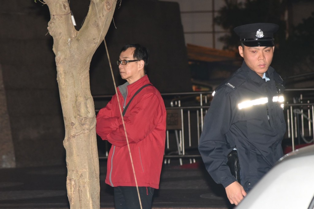 一名男子疑不忿的士「冚旗」不載客，打裂車頭玻璃。