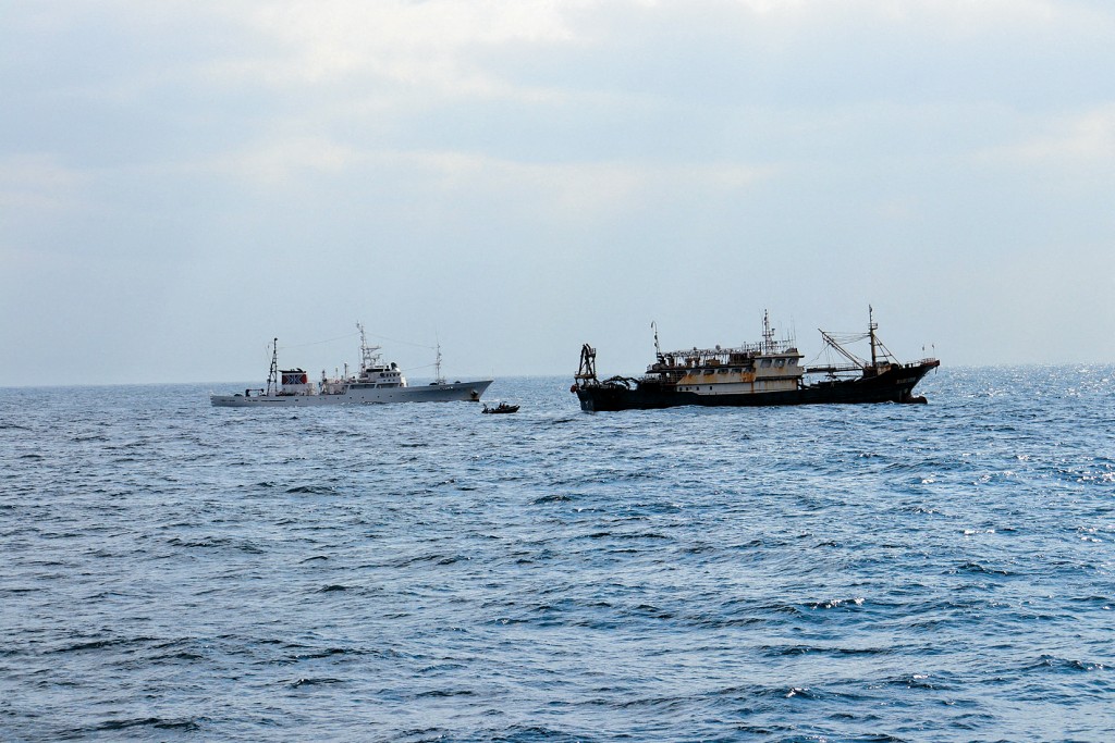 日本執法船「白鷗丸」（左）追截漁船「瓊東漁11998」（右）。