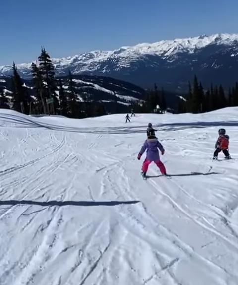 钟嘉欣的大女Kelly，年纪轻轻已经掌握了滑雪的技巧。