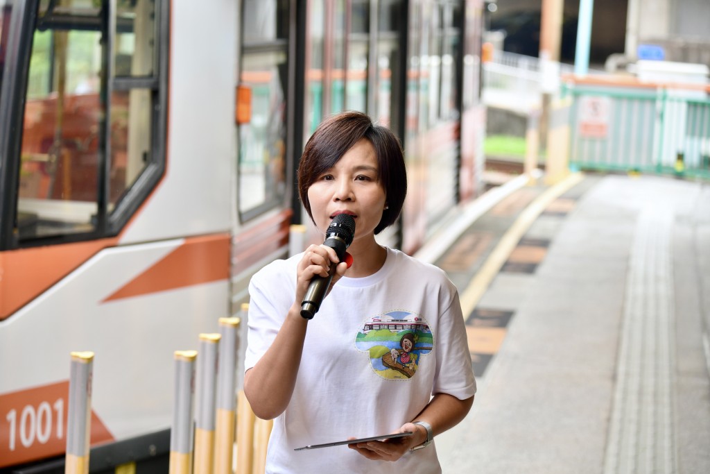 港鐵車務營運及本地鐵路總管李婉玲表示,今日會加派共70名職員在較繁忙的輕鐵站,協助寵物乘客。盧江球攝 港鐵車務營運及本地鐵路總管李婉玲表示,今日會加派共70名職員在較繁忙的輕鐵站,協助寵物乘客。盧江球攝