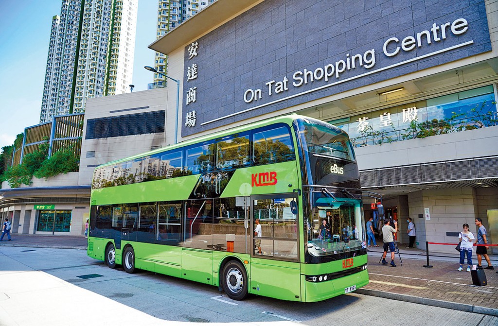 纯电动双层巴士今日起投入服务。