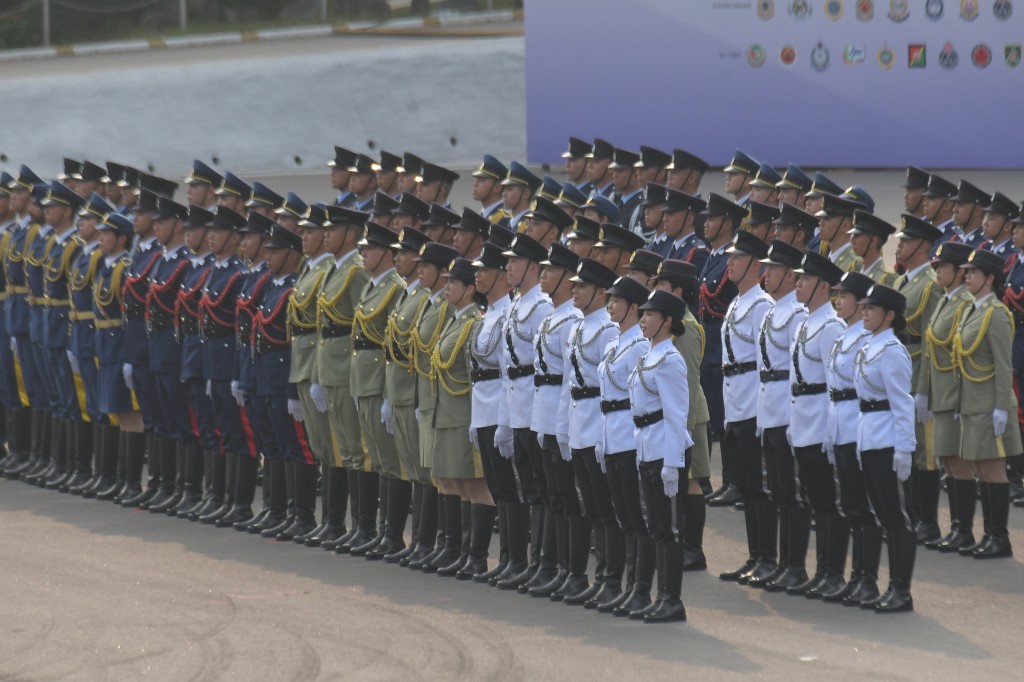 保安局带领辖下纪律部队联合举行升旗仪式。梁誉东摄