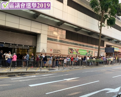 中西區觀龍選區大排長龍。讀者提供