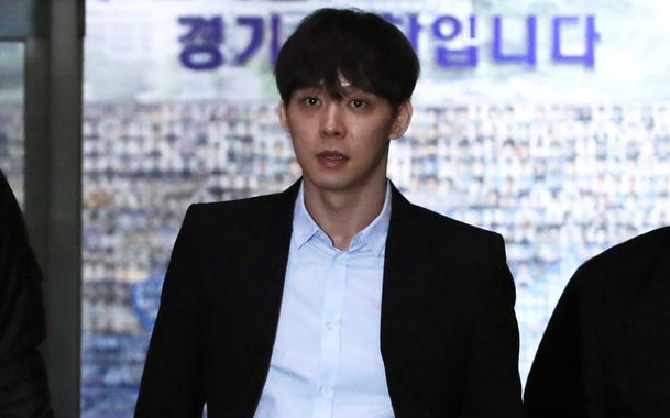 朴有天昨再到警署受查,離開時回應交易毒品一事。 資料圖片