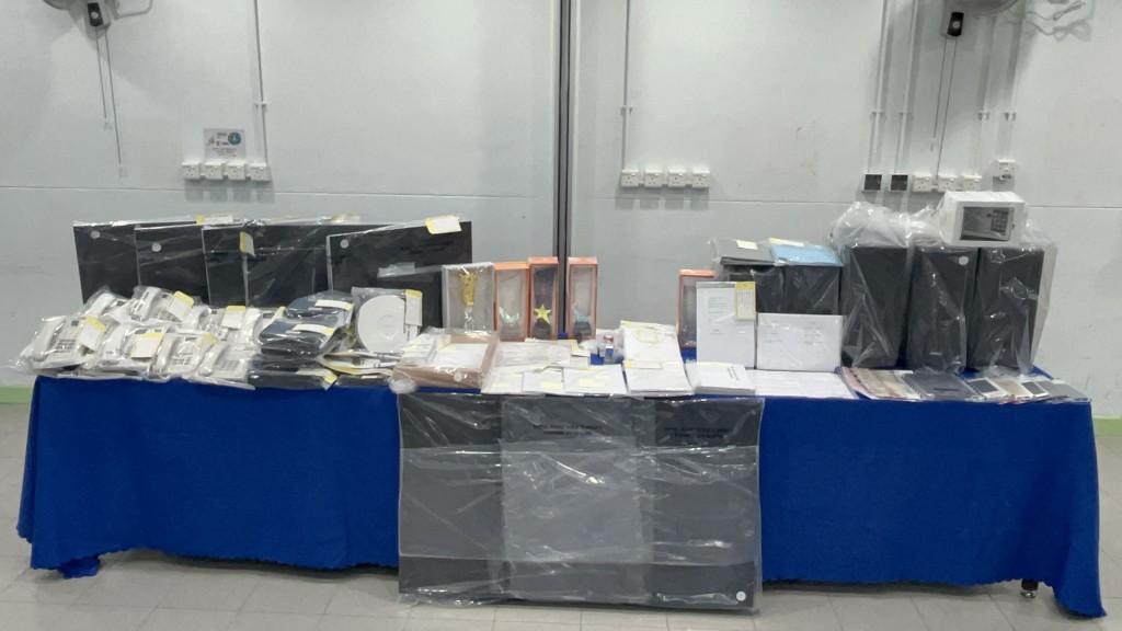 警方在辦公室內檢獲大量證物。楊偉亨攝 警方在辦公室內檢獲大量證物。楊偉亨攝