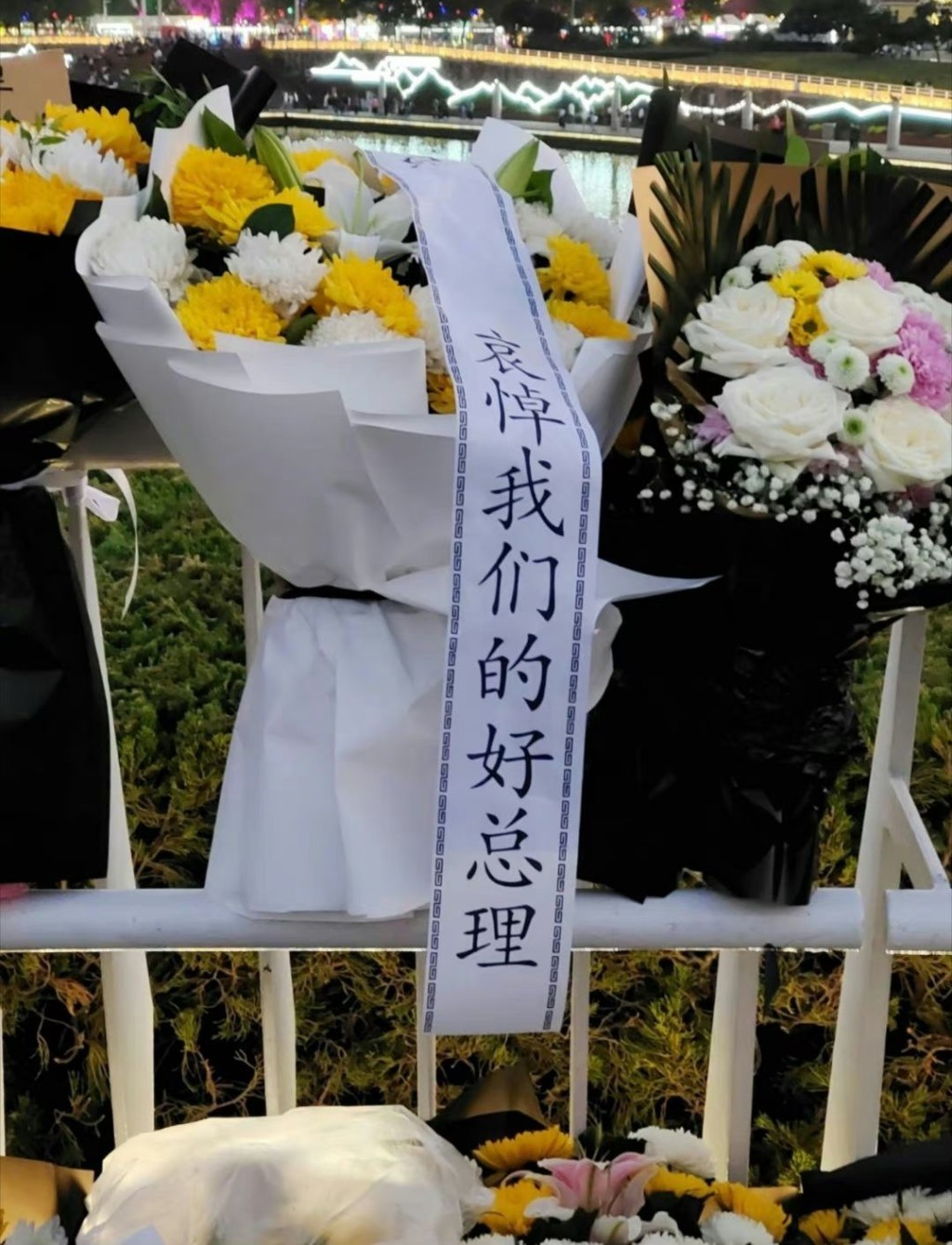 花束上貼有「哀悼我們的好總理」標語。