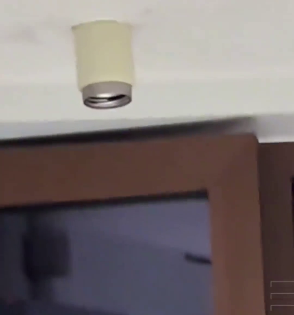 有網民反映保溫杯爆炸飛撞「嵌入天花板」。