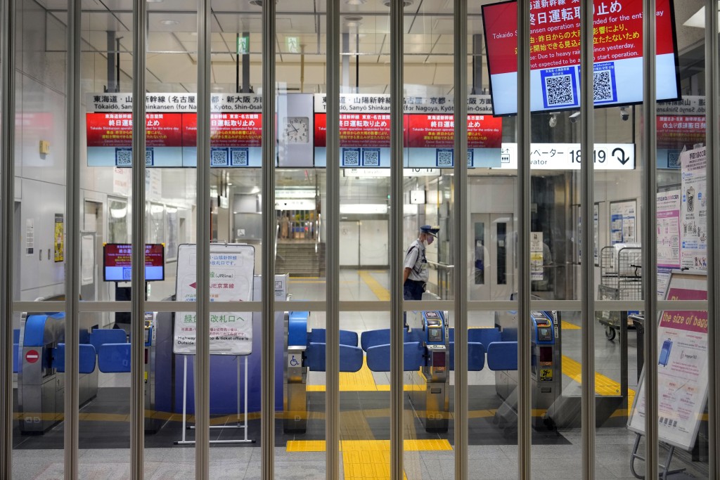 東京車站東海道新幹線閘口關閉。美聯社